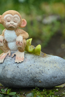 邮多多淘宝集运转运创意小猴子摆件树脂装饰品个性生肖动物办公桌摆设生日礼物送男生