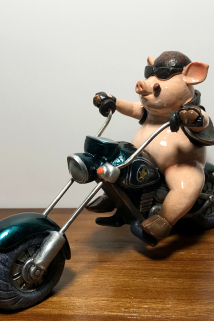 邮多多淘宝集运转运骑摩托车猪公仔创意小猪摆件动物模型个性男生桌面装饰品礼物朋友