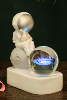 邮多多淘宝集运转运新年宇航员水晶球创意桌面摆件男生男朋友学生礼品生日礼物装饰品