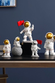 邮多多淘宝集运转运创意红旗宇航员桌面摆件办公室男生礼物儿童房装饰品太空人小摆。
