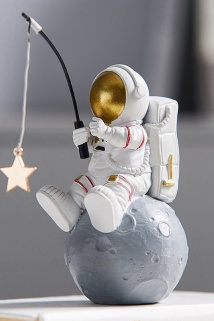 邮多多淘宝集运转运创意宇航员小摆件办公室桌面太空人男生房间儿童房家居装饰品礼。