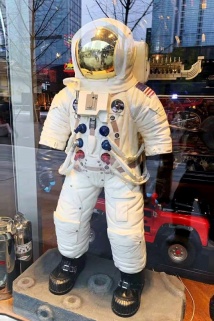 邮多多淘宝集运转运宇航员大摆件网红玩偶奶茶店门口童装店橱窗布置房间装饰品男生。