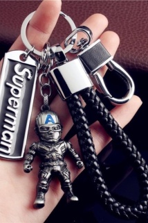 邮多多淘宝集运转运摩托车礼物男生钥匙饰品挂送件锁匙小人立体钢铁的侠绳子扣好看。