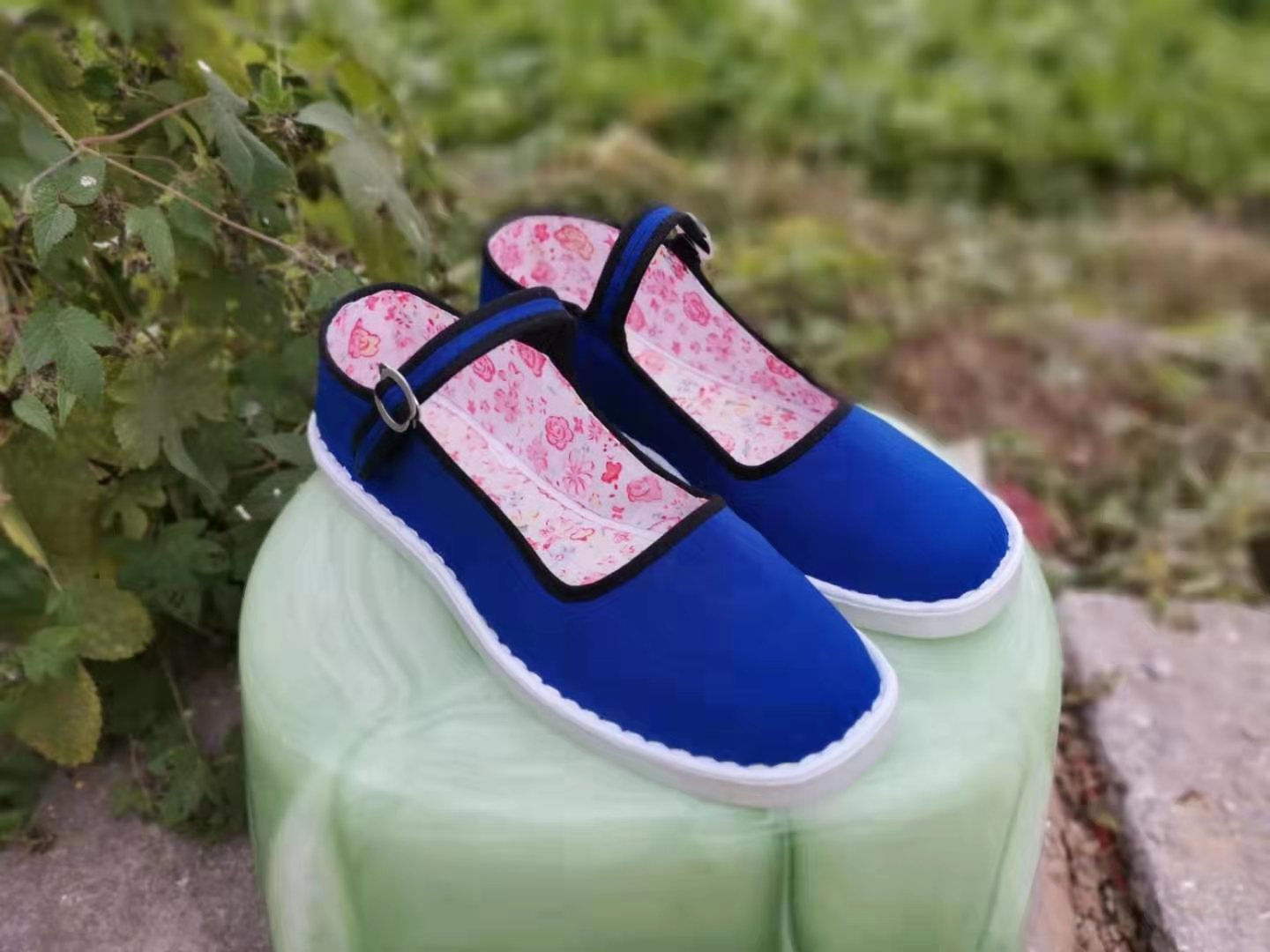 上海塑料底一带布鞋图片